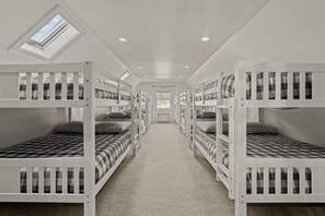 8 habitaciones, escritorio y tabla de planchar con plancha 