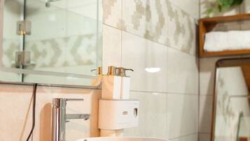 Shower, towels, soap, shampoo