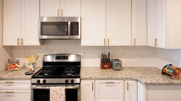 Een koelkast, een magnetron, een oven, een kookplaat