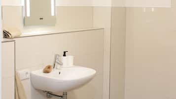 Haartrockner, Handtücher, Seife, Toilettenpapier