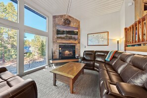 Fernseher, Kamin, DVD-Player, Stereoanlage