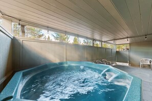 Indoor spa tub