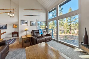 Fernseher, Kamin, DVD-Player, Stereoanlage