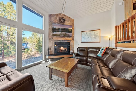 TV, fireplace, DVD player, stereo. Great Kitchen, AC, SHARC, Hot Tub, Bring Pet!, 10 Pine Ridge Lane - Premium Amenities