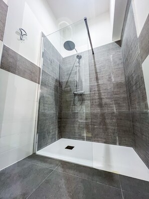 Habitación cuádruple superior | Baño | Ducha, artículos de higiene personal gratuitos y secador de pelo