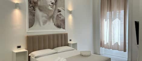 Habitación superior | Ropa de cama hipoalergénica, edredón y minibar