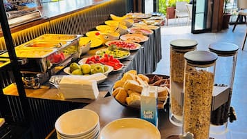 Free daily buffet breakfast