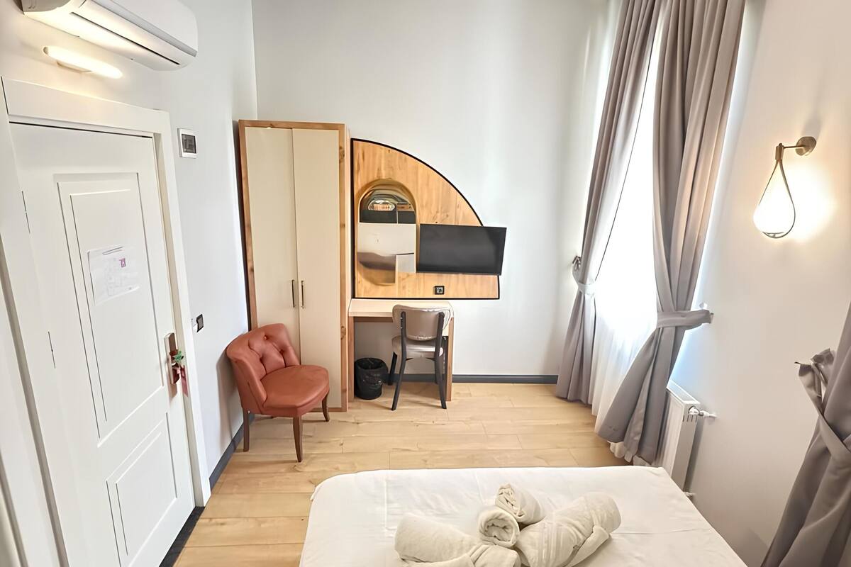 1 bedroom, premium bedding, free minibar, desk