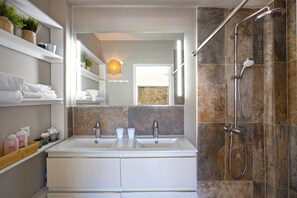 Hårføner, håndklær, såpe og sjampo