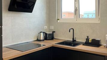 Frigorifero, microonde, forno, piano cottura