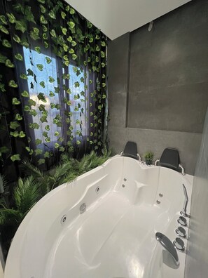 淋浴设施、按摩浴缸、吹风机、浴袍