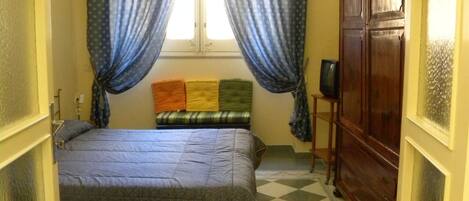 1 slaapkamer, een strijkplank/strijkijzer, wifi, beddengoed