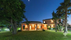 A two-story house with a covered patio and a well-lit lawn. - Villa Seaside - Dimora con jacuzzi a 200mt dal mare (Syracuse)