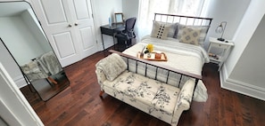 1 habitación, tabla de planchar con plancha, wifi y ropa de cama