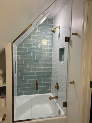 Dusche, Haartrockner, Handtücher, Seife