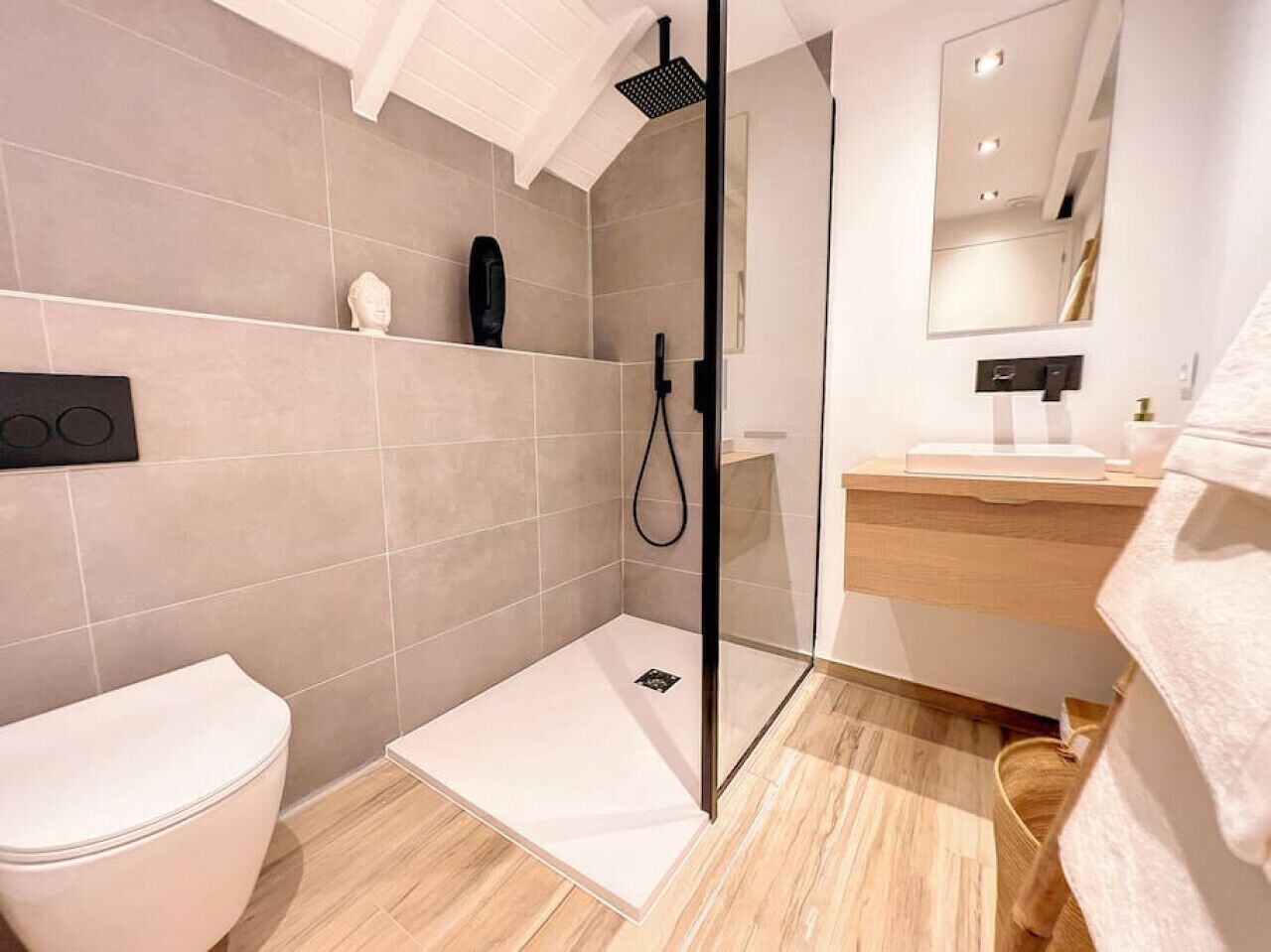 Ein modernes Badezimmer mit Dusche, Toilette und Waschtisch.