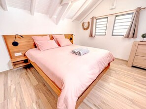 2 室のベッドルーム、デスク、アイロン / アイロン台、旅行用ベビーベッド