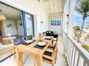 屋外ダイニングエリア