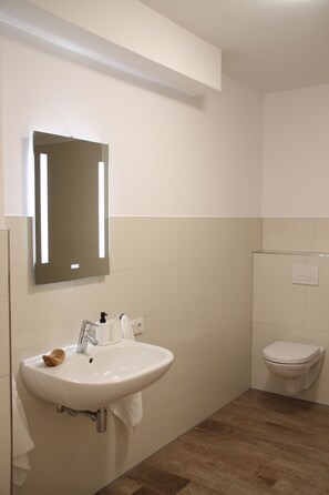 Douche, sèche-cheveux, serviettes fournies, savon