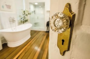 Regadera, amenidades de baño ecológicas, secadora de cabello, toallas