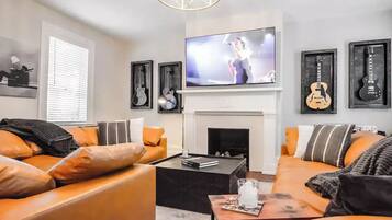 Smart TV, chimenea, libros y biblioteca musical