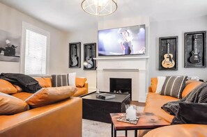 Smart-TV, Kamin, Bücher, Musikbibliothek