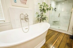 Regadera, amenidades de baño ecológicas, secadora de cabello, toallas