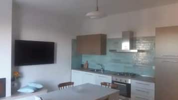 Frigorífico, horno, placa de cocina y cafetera o tetera