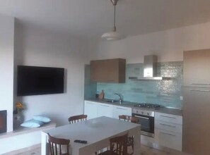 Fridge, oven, stovetop, coffee/tea maker