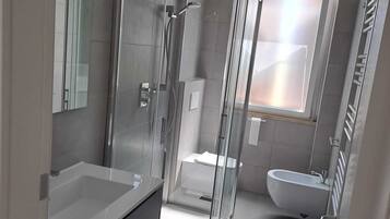 Dusche, Haartrockner, Bidet, Handtücher