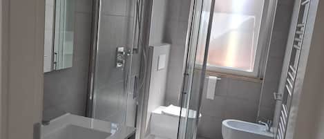 Dusche, Haartrockner, Bidet, Handtücher
