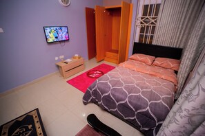 Minibar, sistema de insonorización y tabla de planchar con plancha 