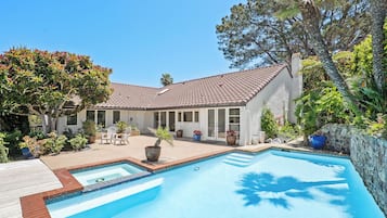 Una piscina al aire libre, una piscina climatizada