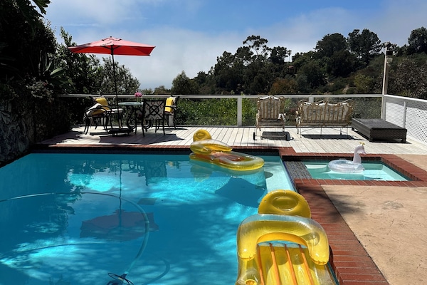 Una piscina al aire libre, una piscina climatizada