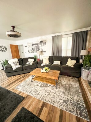 Smart TV, chimenea y estéreo
