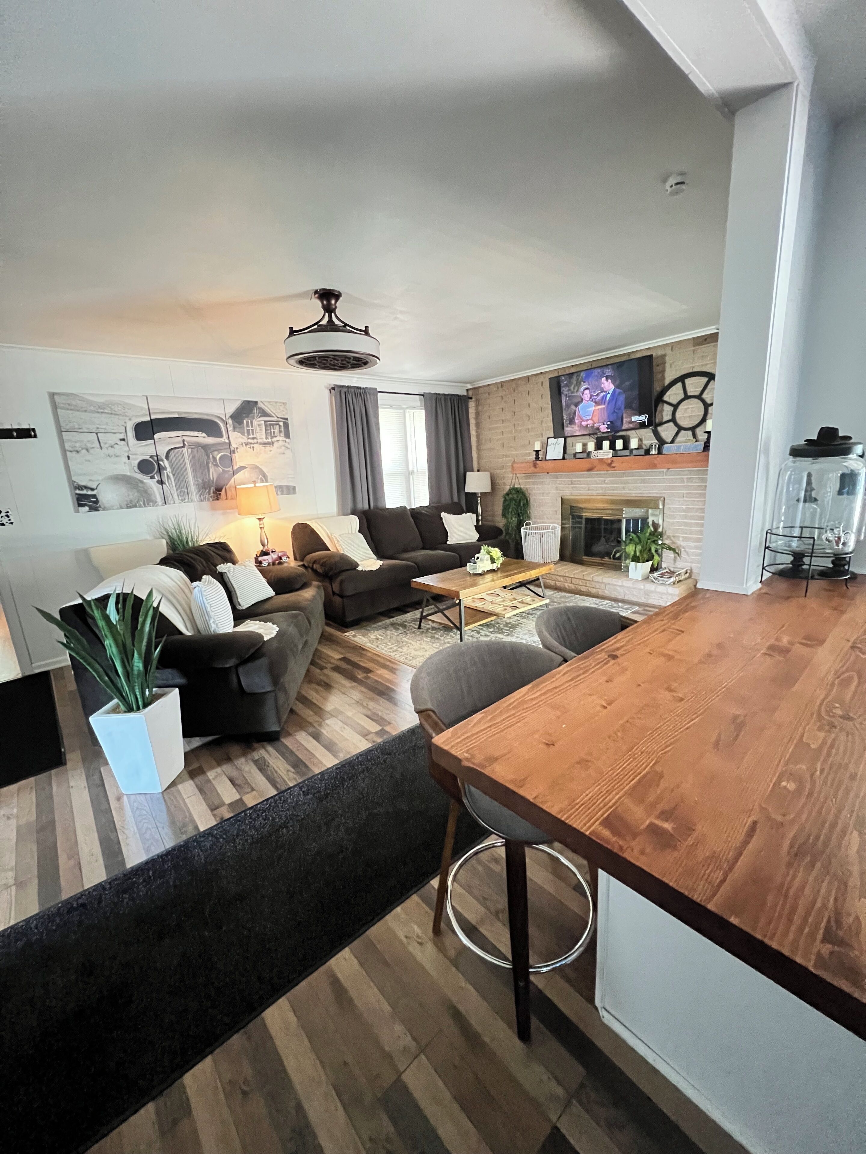Smart-TV, Kamin, Videospiele, Tischtennisplatte