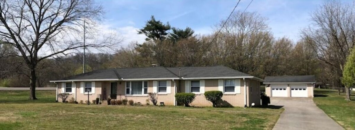 Farmhouse Style Nashville Stay with Hot Tub, Games, Fire Pit, Family Friendly