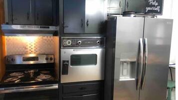Kühlschrank, Mikrowelle, Ofen, Herdplatte