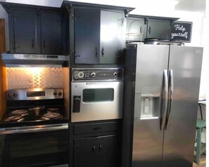 Refrigerador, microondas, horno y parrilla de estufa