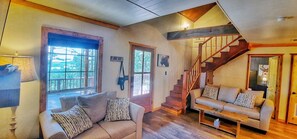 Älytelevisio, takka, videopelejä, DVD-soitin