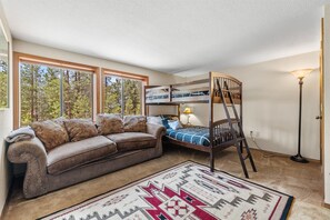 4 Schlafzimmer, Schreibtisch, Bügeleisen/Bügelbrett, WLAN