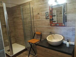 Regadera y papel de baño 
