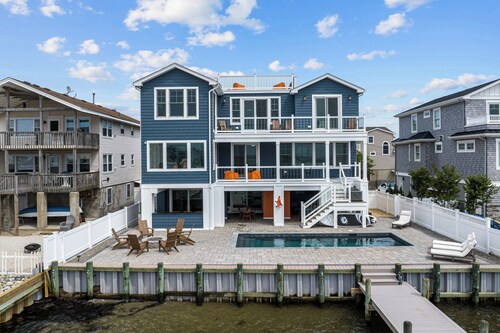 Beautiful Bayfront w/ Heated Pool & Dock. 6 Bedrooms, all w/ Ensuite Bathrooms.
