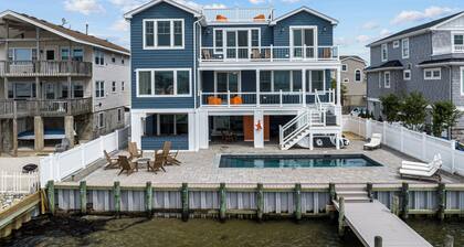 Beautiful Bayfront w/ Heated Pool & Dock. 6 Bedrooms, all w/ Ensuite Bathrooms.