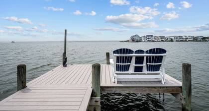 Beautiful Bayfront w/ Heated Pool & Dock. 6 Bedrooms, all w/ Ensuite Bathrooms.