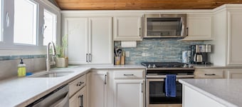 Villa Cottage w/ Hot Tub+Fenced Yard–Pet-Friendly!