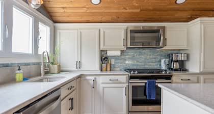 Villa Cottage w/ Hot Tub+Fenced Yard–Pet-Friendly!