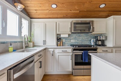 Villa Cottage w/ Hot Tub+Fenced Yard–Pet-Friendly!