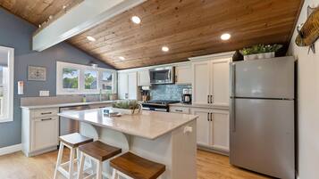 Een koelkast, een microgolfoven, een oven, een kookplaat