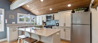 Villa Cottage w/ Hot Tub+Fenced Yard–Pet-Friendly!